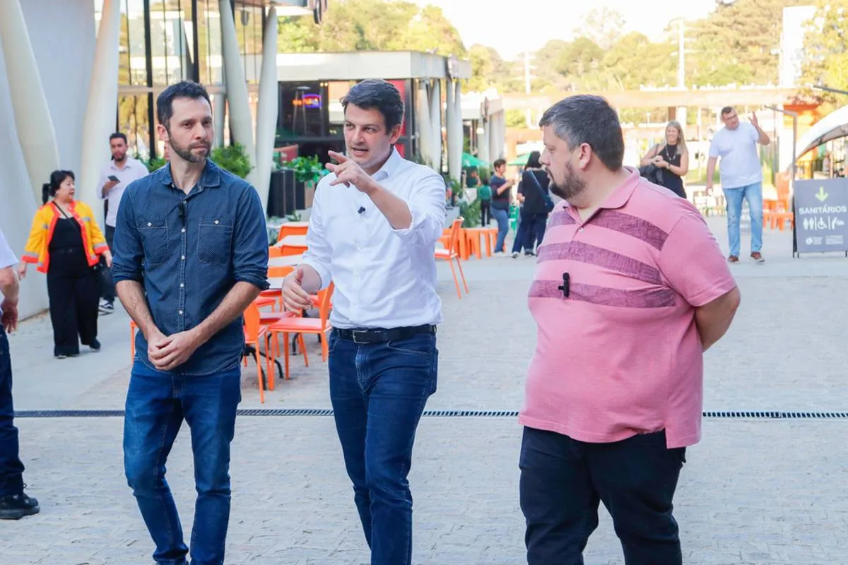 Imagem mostra uma entrevista com o prefeito de Curitiba Eduardo Pimentel