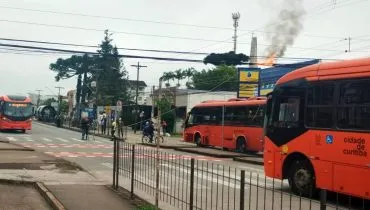 Imagem mostra a fiação em chamas em cima de ônibus em Curitiba