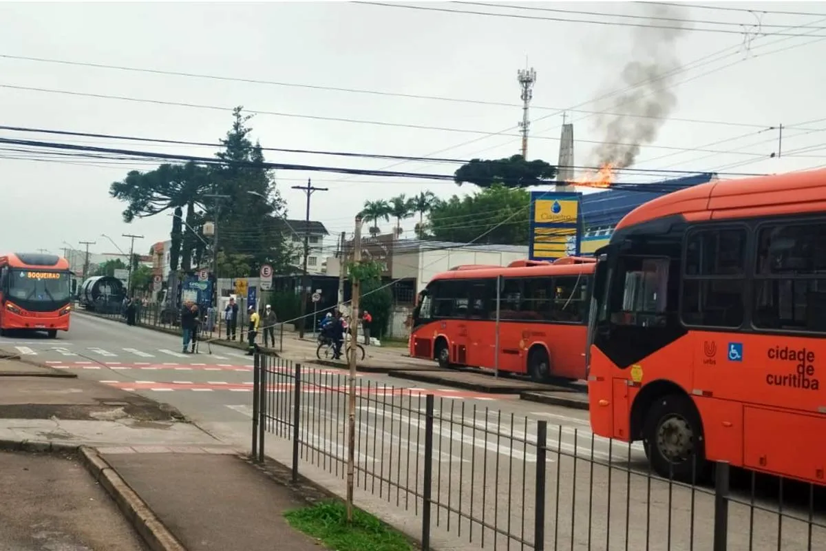 Imagem mostra a fiação em chamas em cima de ônibus em Curitiba