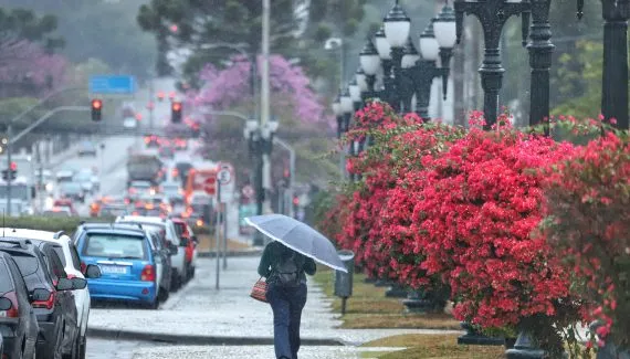 Alerta laranja de chuva intensa atinge Curitiba e Paraná; Previsão do tempo completa