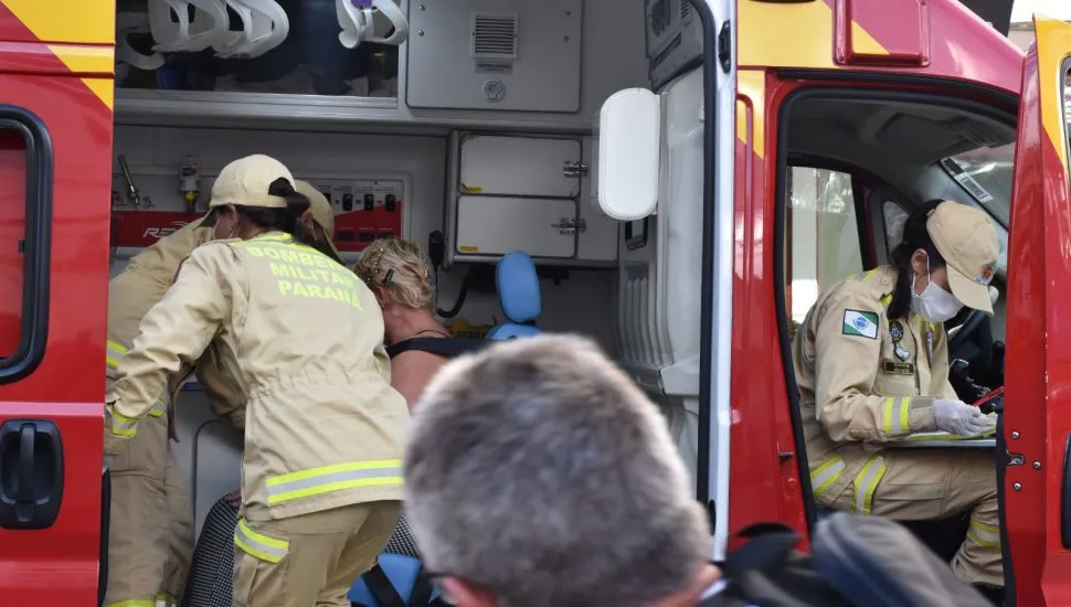 Imagem mostra atendimento de Corpo de Bombeiros em acidente
