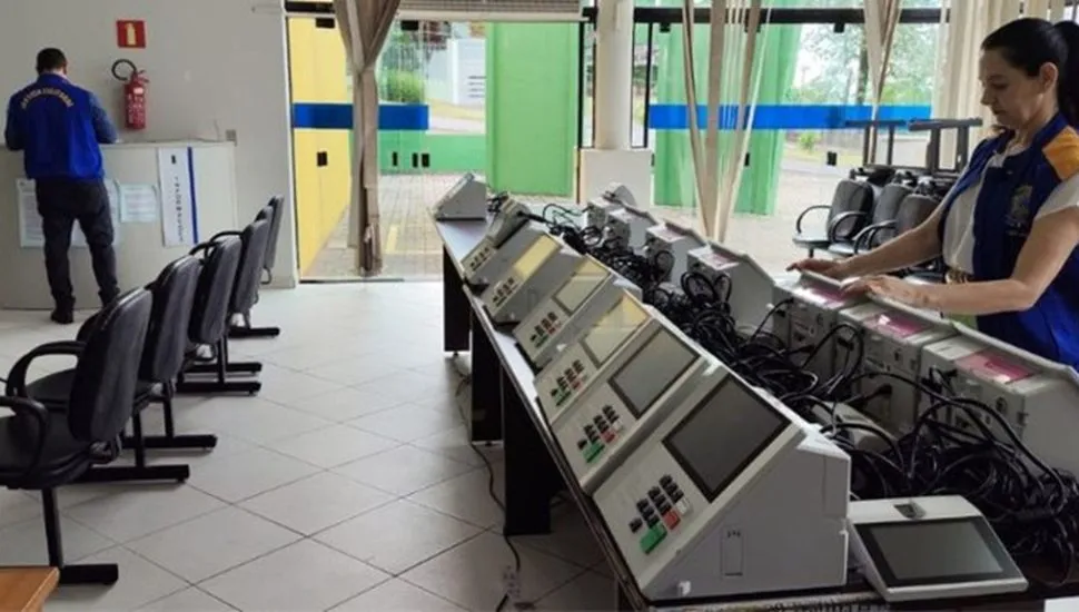 Urnas eletrônicas referentes ao processo eleitoral no Paraná