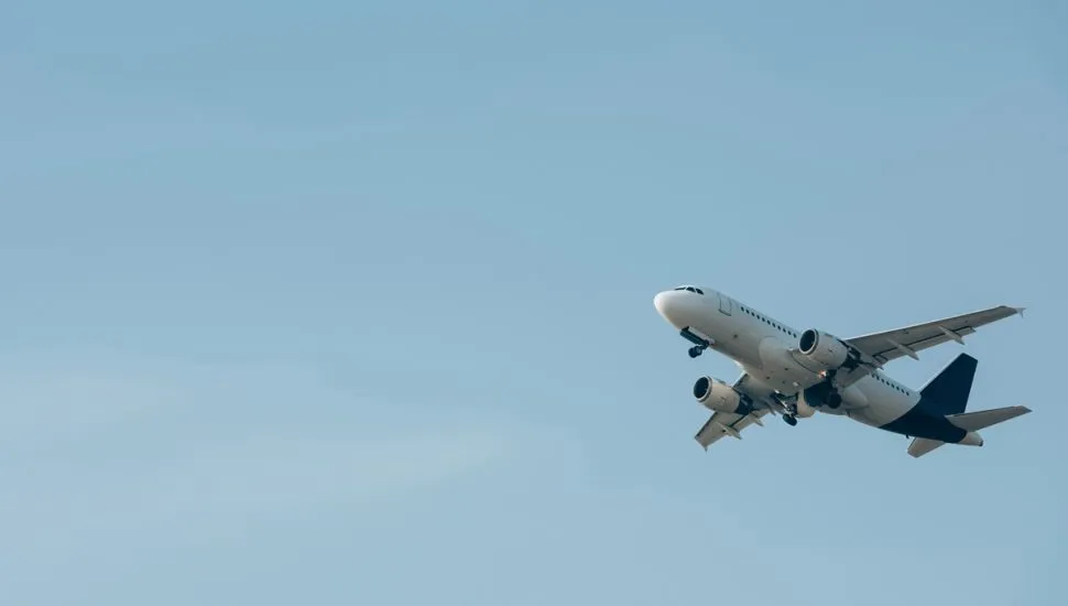 Imagem mostra avião no céu