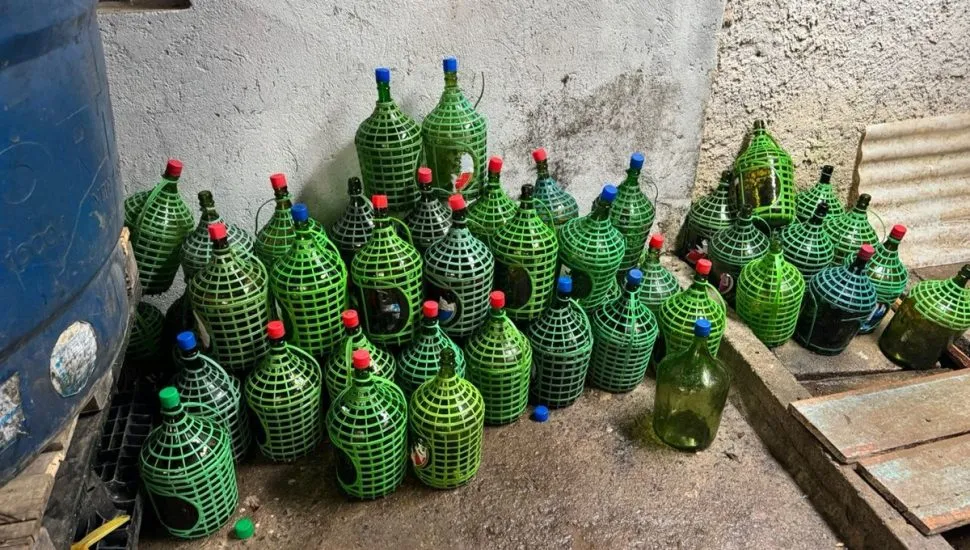 Galão de bebidas usado em produção de fábrica clandestina em Curitiba