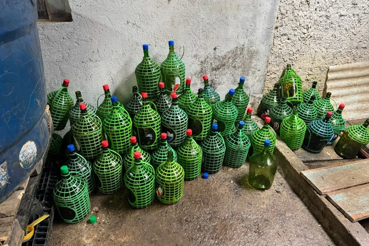 Galão de bebidas usado em produção de fábrica clandestina em Curitiba