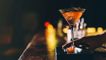 Imagem mostra drink em bar