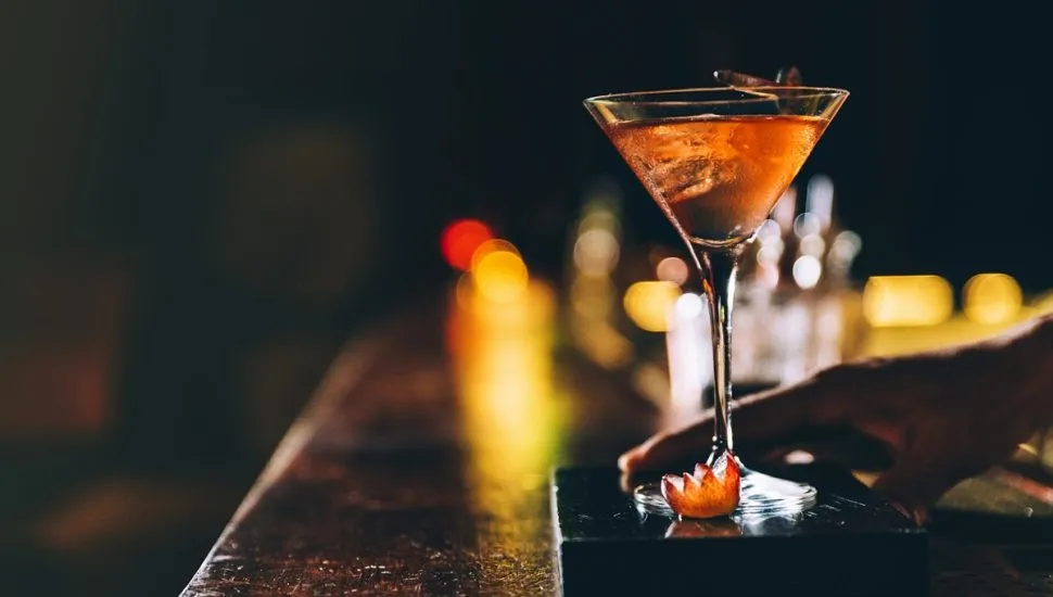 Imagem mostra drink em bar