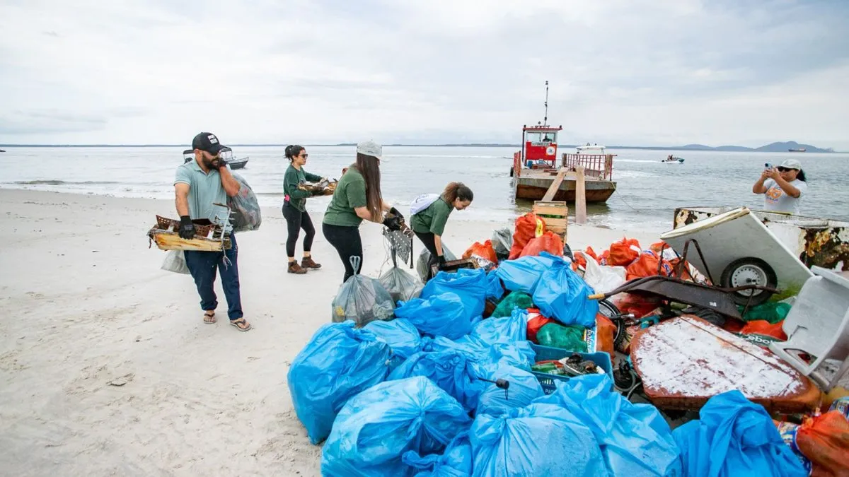 Voluntários retiram lixo da Ilha do Mel