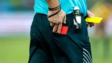 Imagem mostra árbitro de futebol e cartões amarelo e vermelho