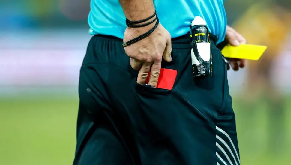Imagem mostra árbitro de futebol e cartões amarelo e vermelho