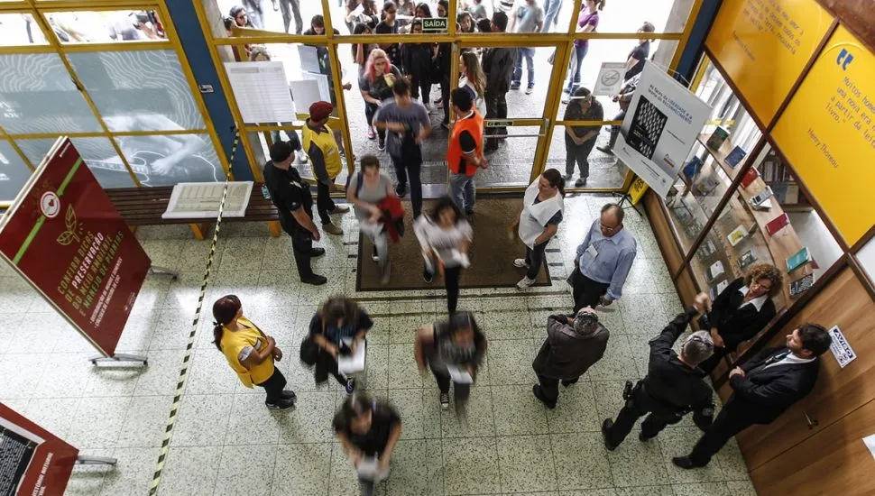 Entrada de candidatos para realização de vestibular