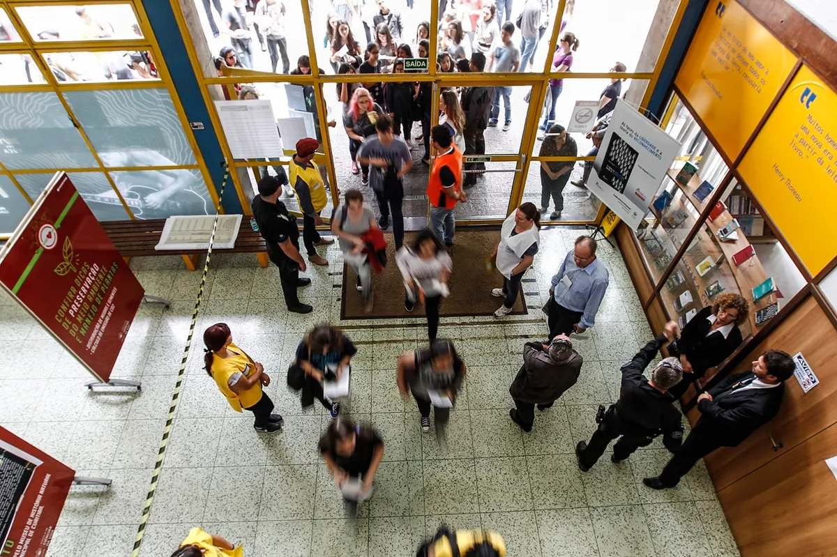 Entrada de candidatos para realização de vestibular