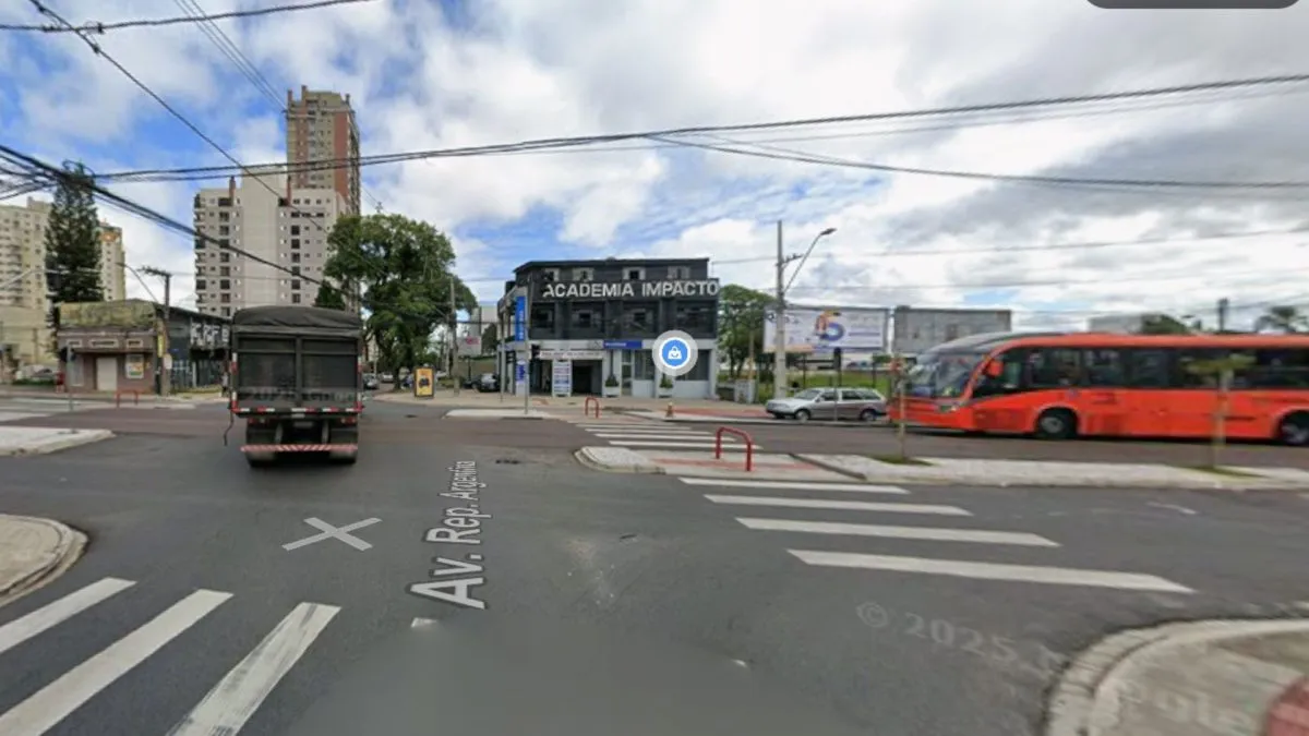 Acidente entre ônibus e caminhão no Capão Raso, em Curitiba