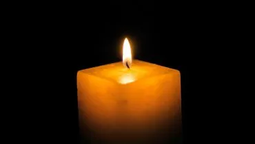 Imagem mostra uma vela quadrada acessa