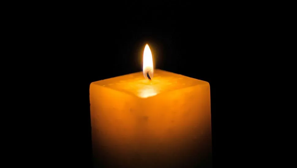 Imagem mostra uma vela quadrada acessa