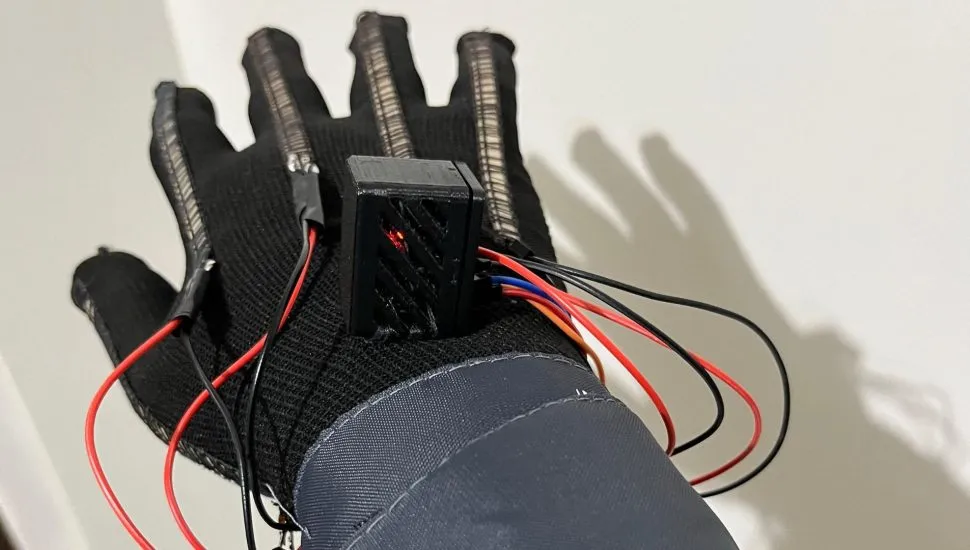 Luvas inteligentes ajudam quem tem dificuldade na fala