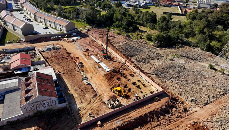 Obras do Residencial Divino III, em construção pela Cohab no bairro Atuba