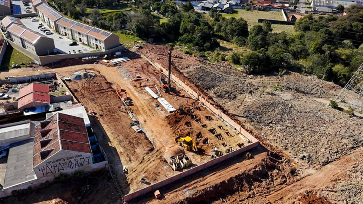 Obras do Residencial Divino III, em construção pela Cohab no bairro Atuba
