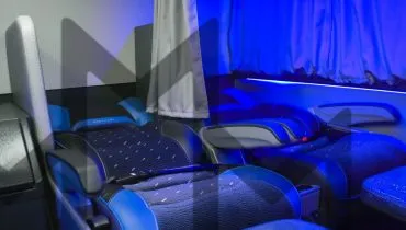 Imagem mostra assentos do novo ônibus da Penha, que reclinam 180°