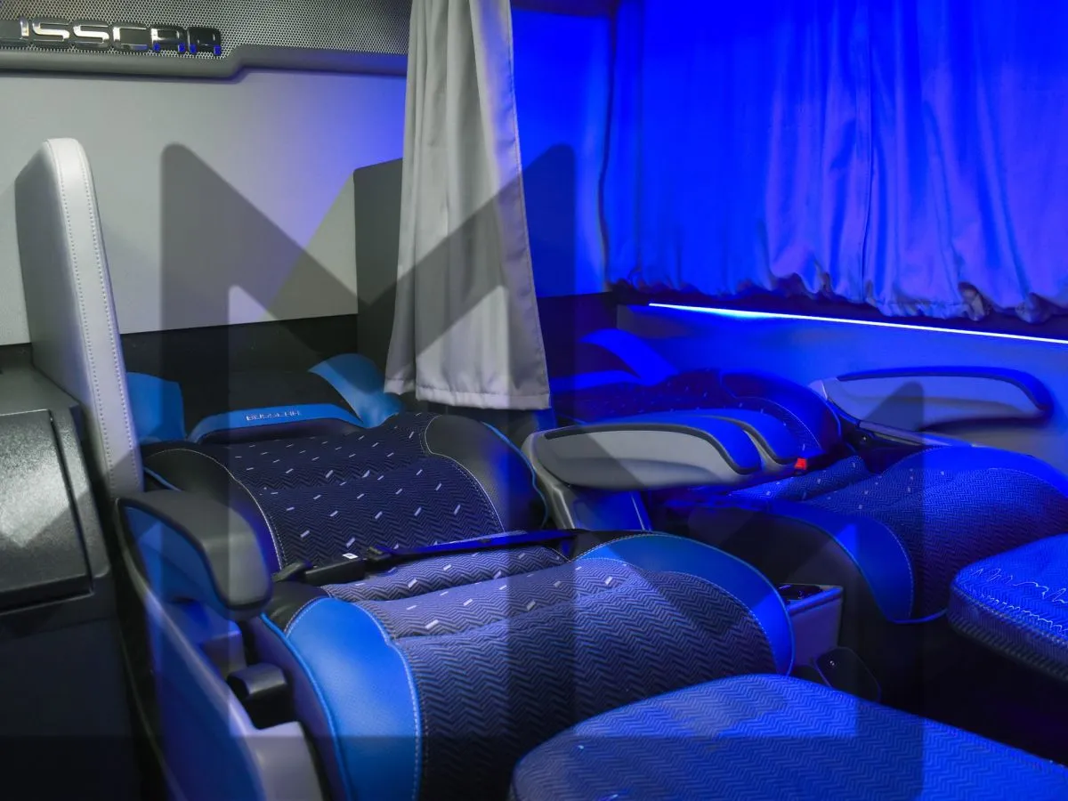 Imagem mostra assentos do novo ônibus da Penha, que reclinam 180°
