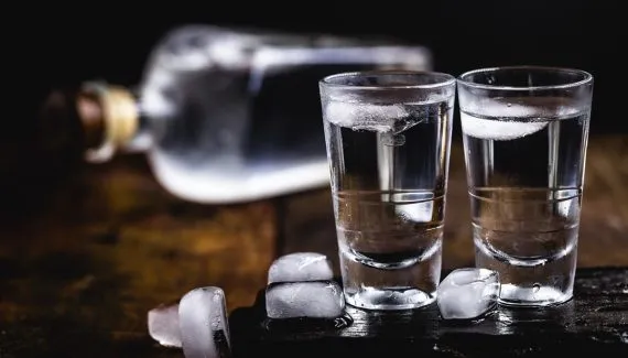 Jovem de 27 anos é presa por vender uísque e gin falsos em Curitiba