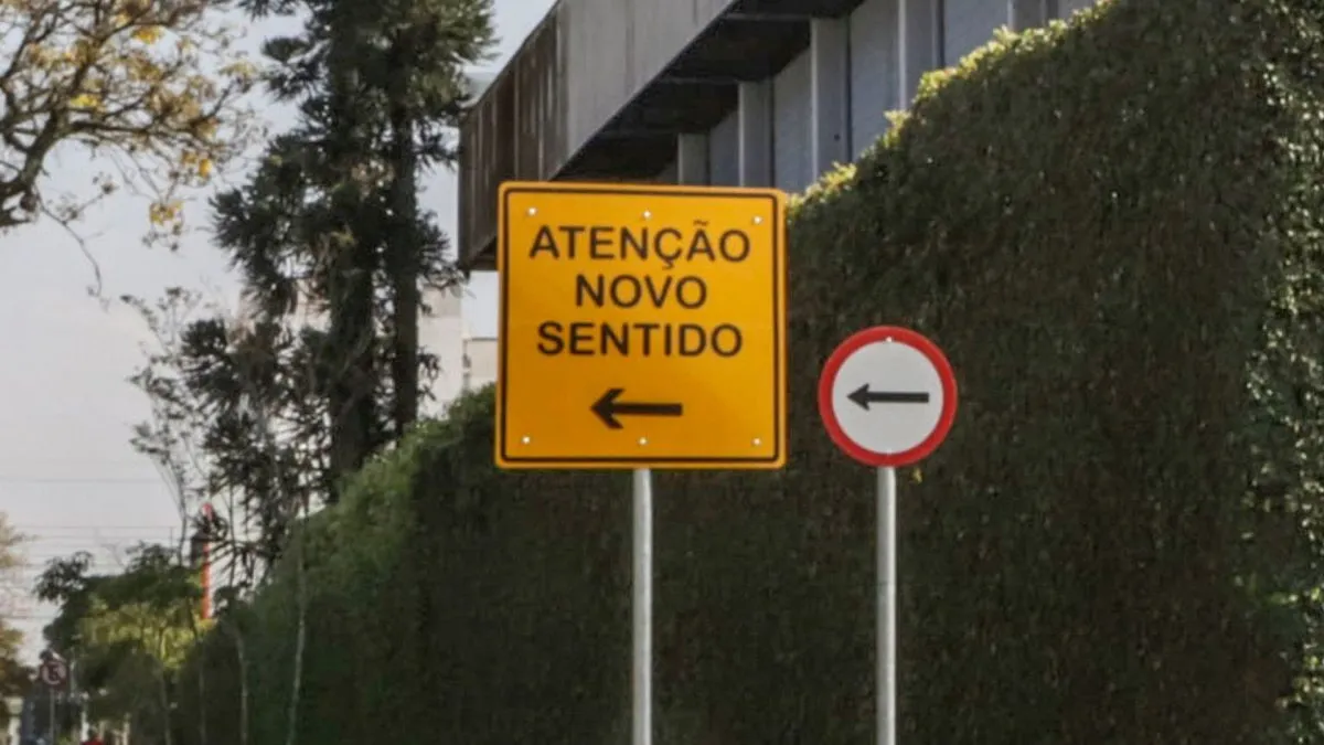 mudança de sentido de rua em Curitiba