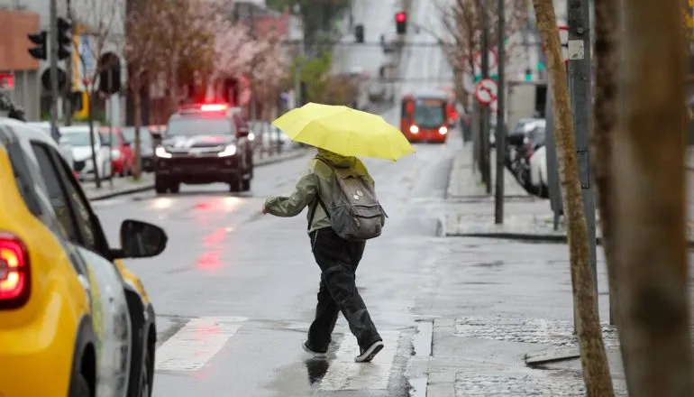 Chuva chega em Curitiba neste domingo, com queda na temperatura