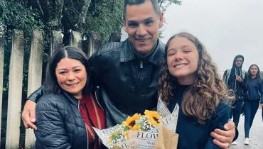 Pais surpreendem filha com buquê de flores em saída de escola