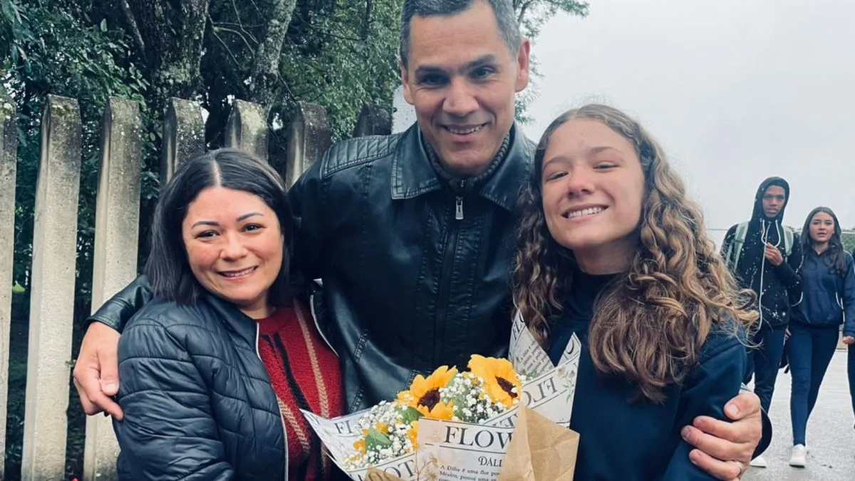 Pais surpreendem filha com buquê de flores em saída de escola