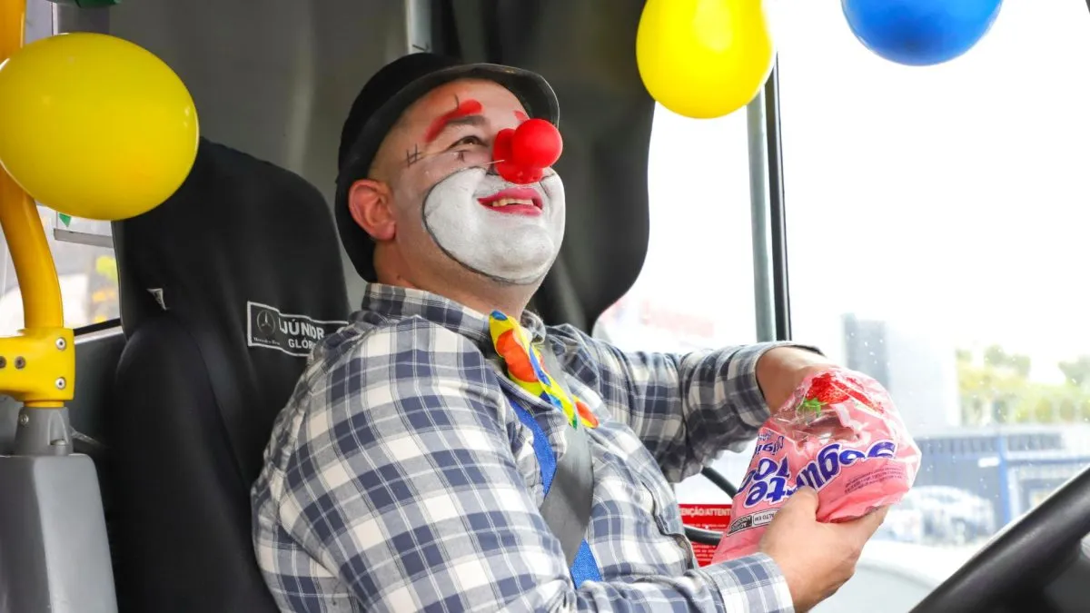 Motorista de ônibus se veste de palhaço para celebrar Dia das Crianças, em Curitiba