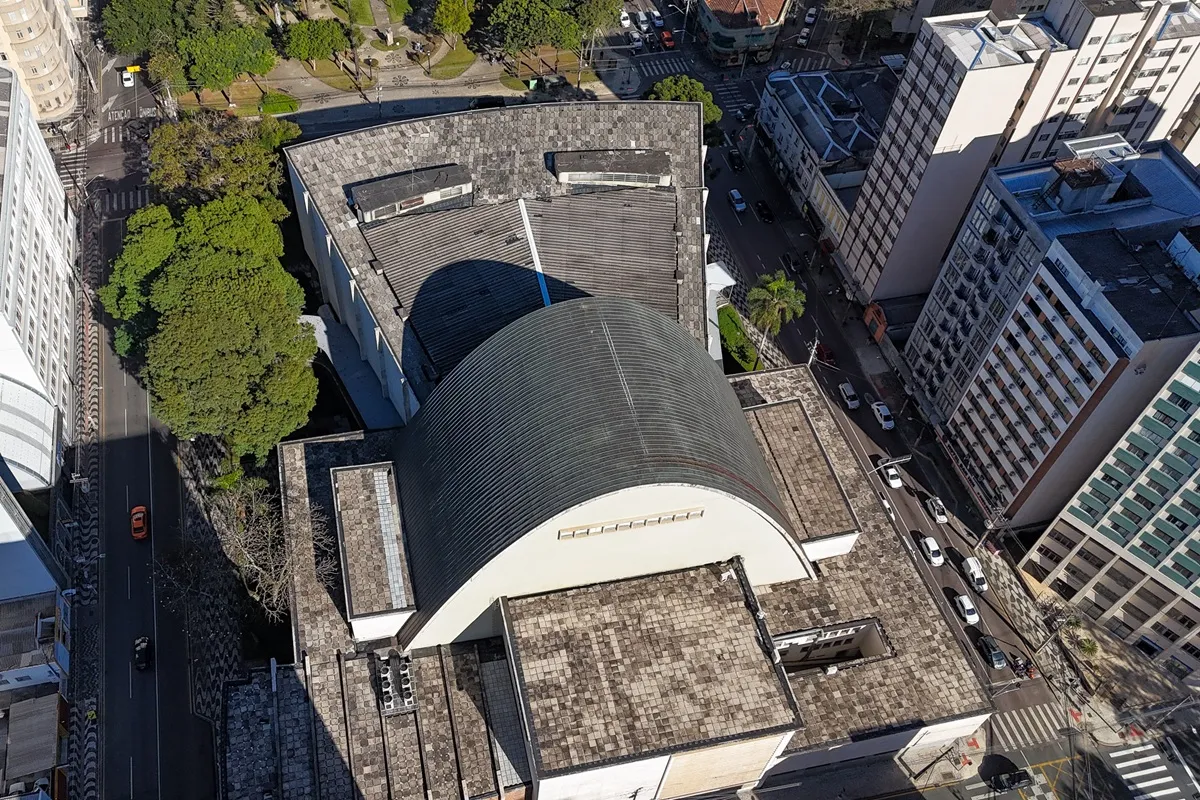 Revitalização da cobertura do Centro Cultural Teatro Guaíra. 01/08/2025