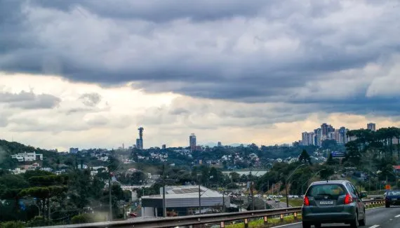 Domingo em Curitiba será de trovoadas e temperaturas; alerta pro restante do PR