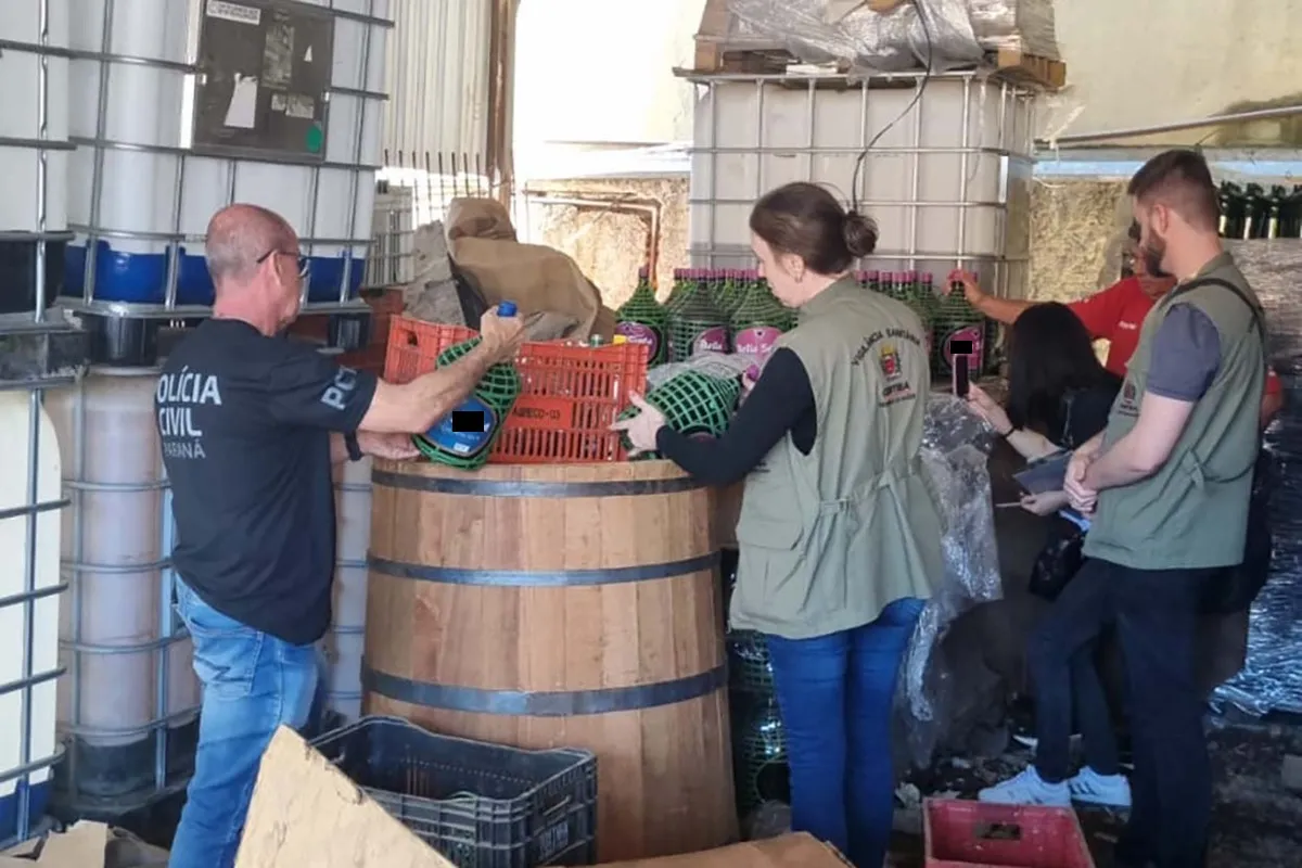 Polícia descobre esquema de reutilização de embalagens de bebidas e alimentos em Curitiba