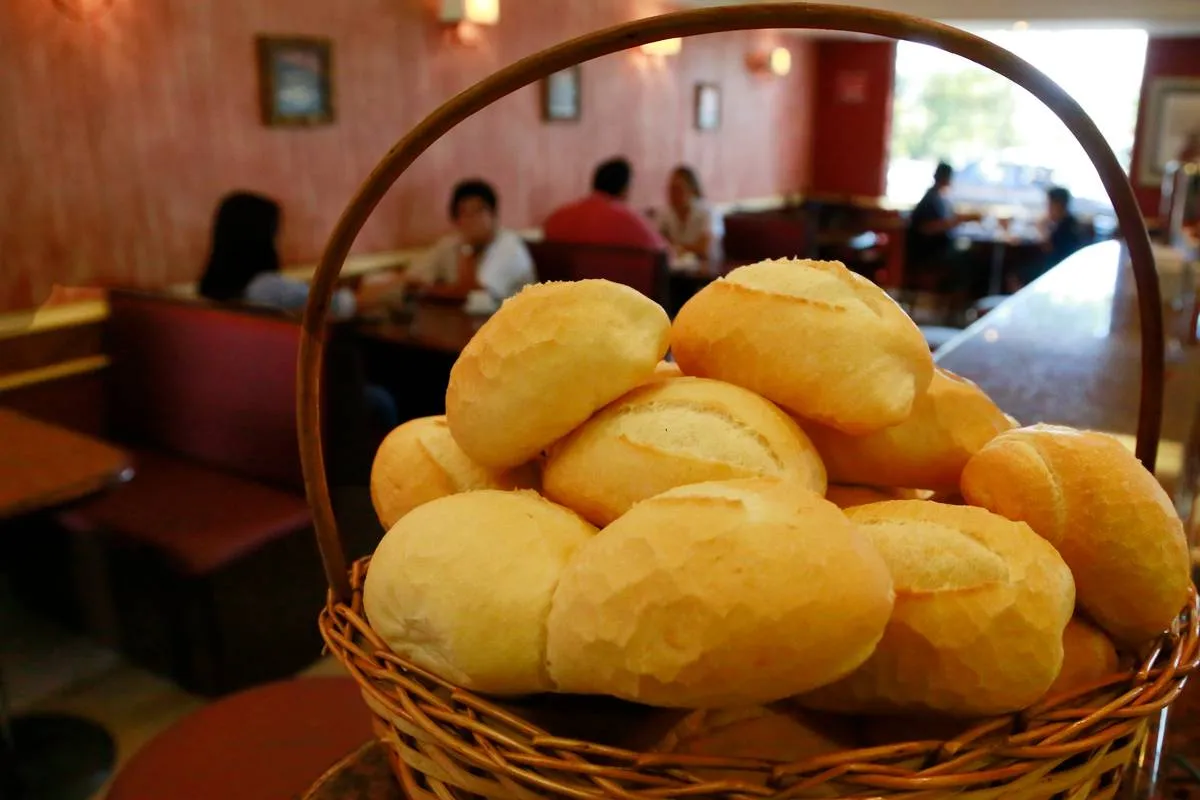 Imagem mostra uma cesta com pão francês