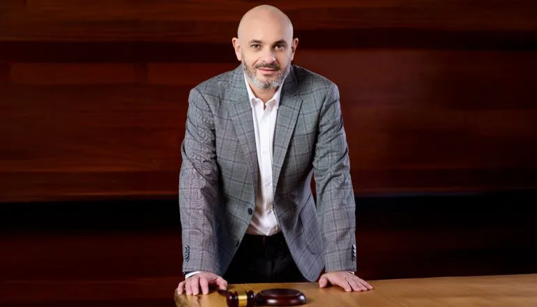 O leiloeiro oficial Dr. Hélcio Kronberg destaca que a tecnologia trouxe mais transparência e segurança às transações online realizadas pela Kron Leilões.