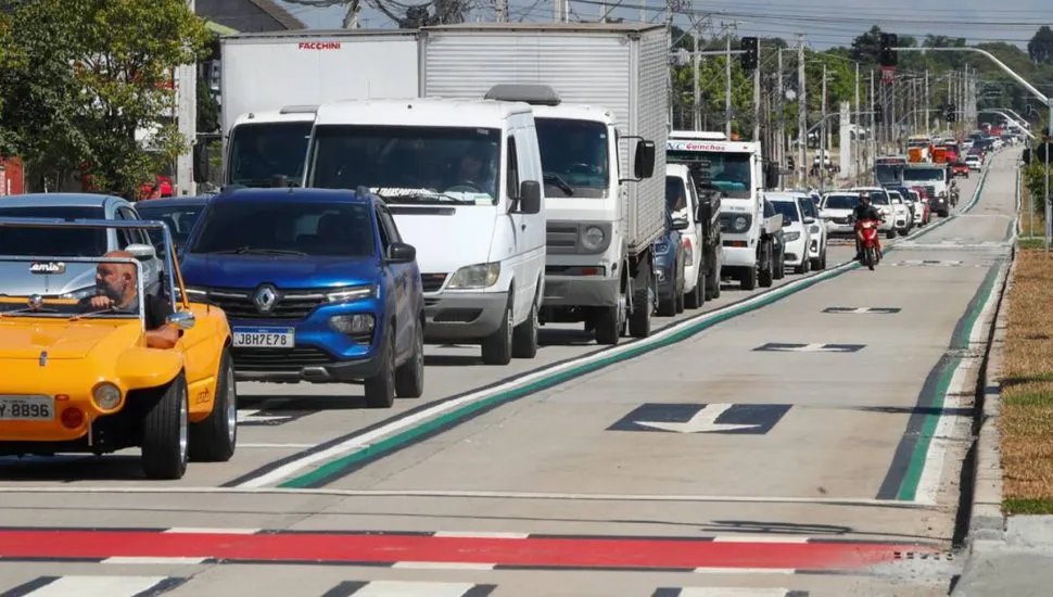 Imagem mostra um congestionamento em Curitiba.