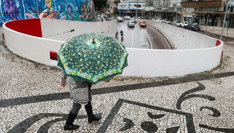 Curitiba em alerta: chuva forte e risco de temporal. Acumulado de chuva para sábado é gigante