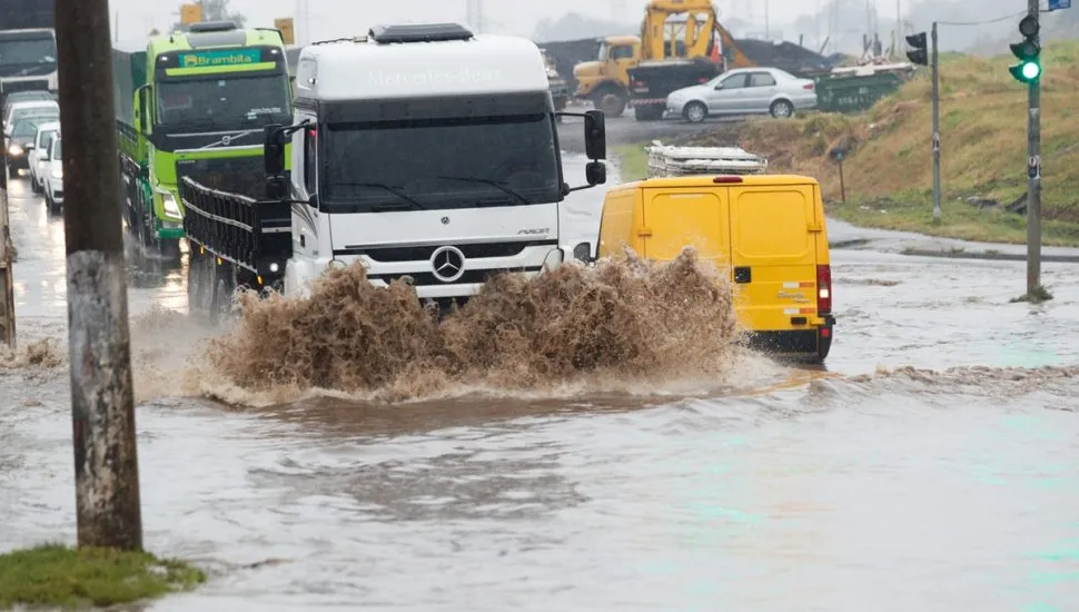 Chuva intensa provoca alagamento em rua
