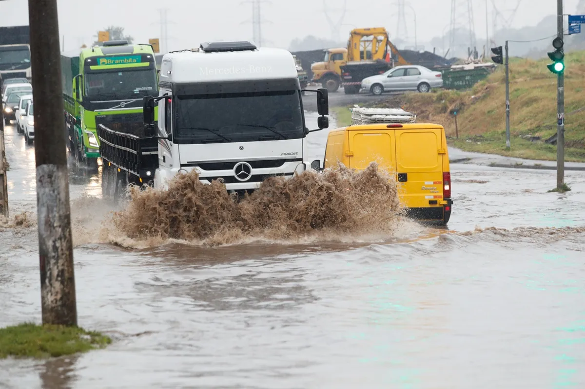 Chuva intensa provoca alagamento em rua