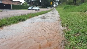 Rompimento de adutora alaga ciclovia na Cidade Industrial de Curitiba