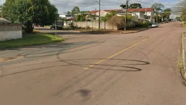 Marcações no asfalto indicam que a via que terá novo sentido é utilizada para manobras ilegais.