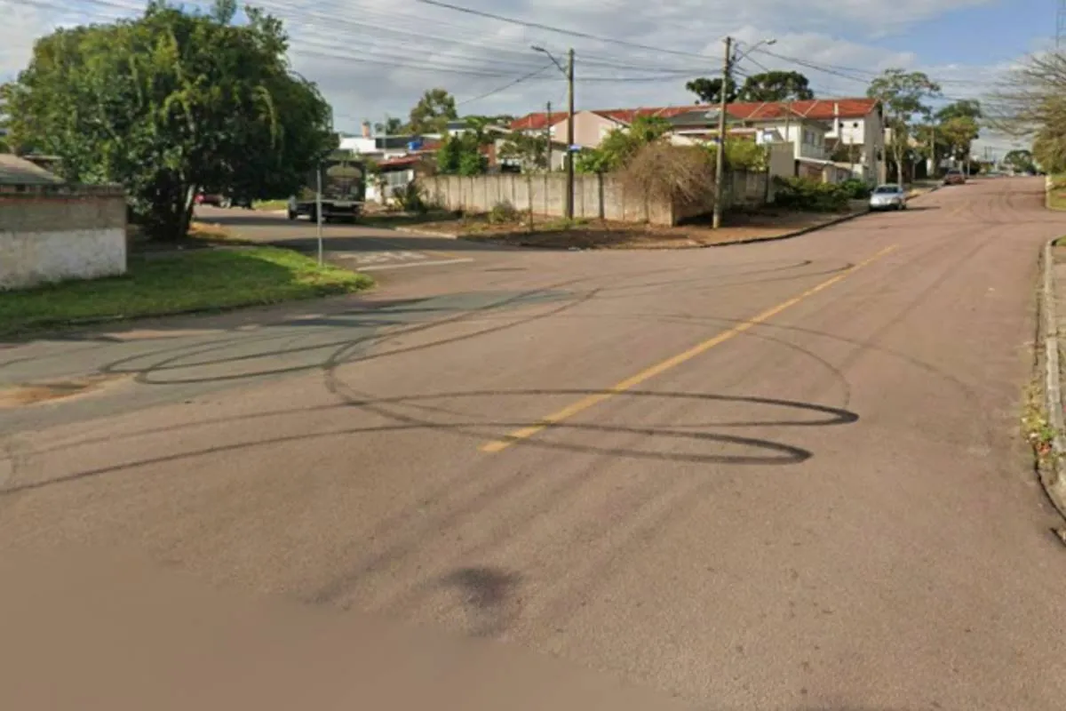 Marcações no asfalto indicam que a via que terá novo sentido é utilizada para manobras ilegais.