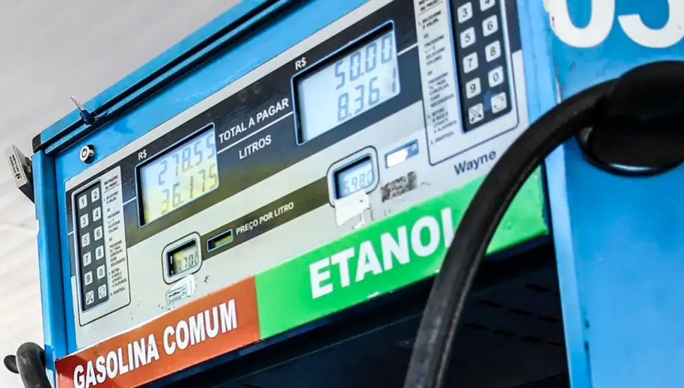Bomba de combustível mostrando preço gasolina comum e etanol