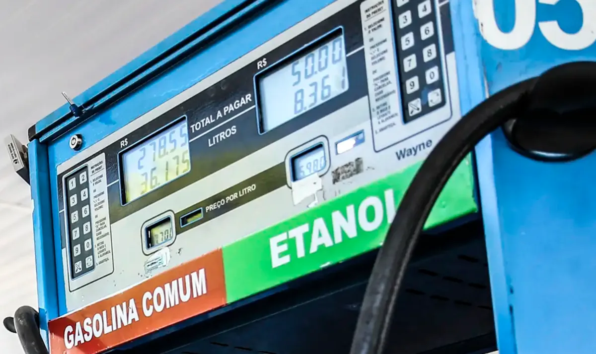 Bomba de combustível mostrando preço gasolina comum e etanol