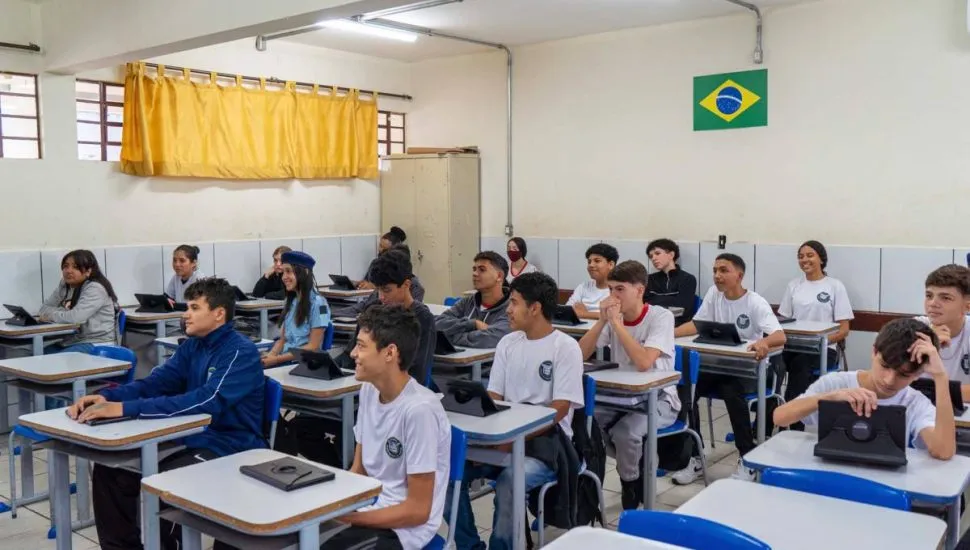 Imagem mostra uma sala de aula de uma escola Cívico Militar.