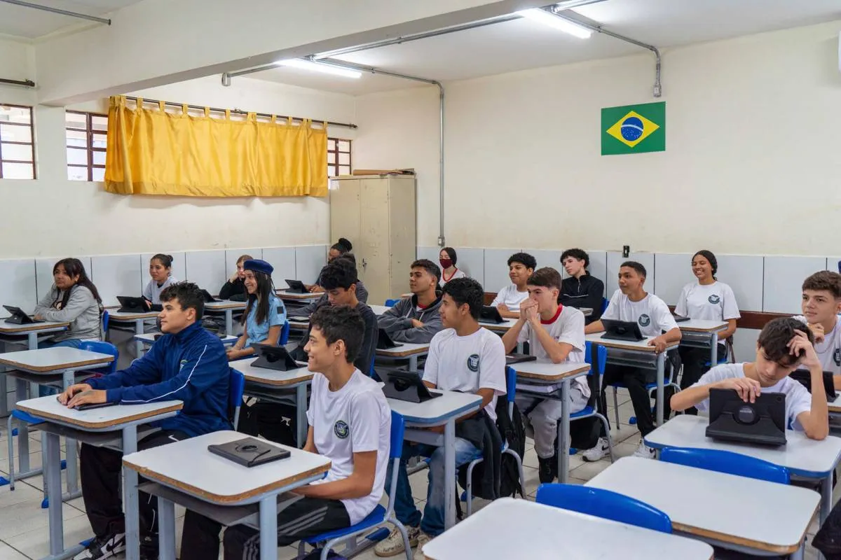Imagem mostra uma sala de aula de uma escola Cívico Militar.