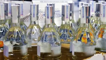 Imagem mostra garrafas de bebidas destiladas.