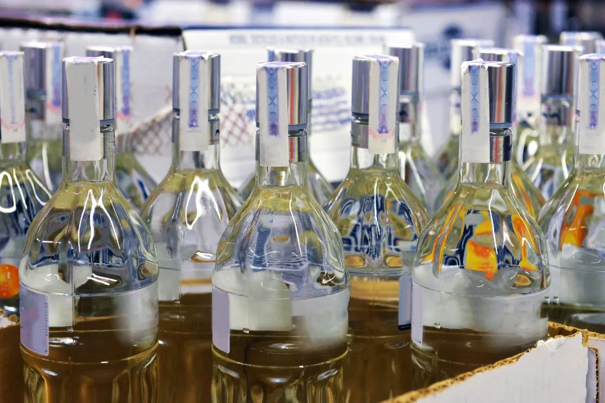 Imagem mostra garrafas de bebidas destiladas.