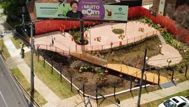 Imagem aérea mostra uma nova praça em Curitiba