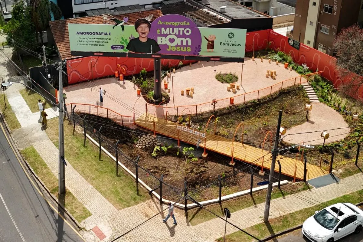 Imagem aérea mostra uma nova praça em Curitiba